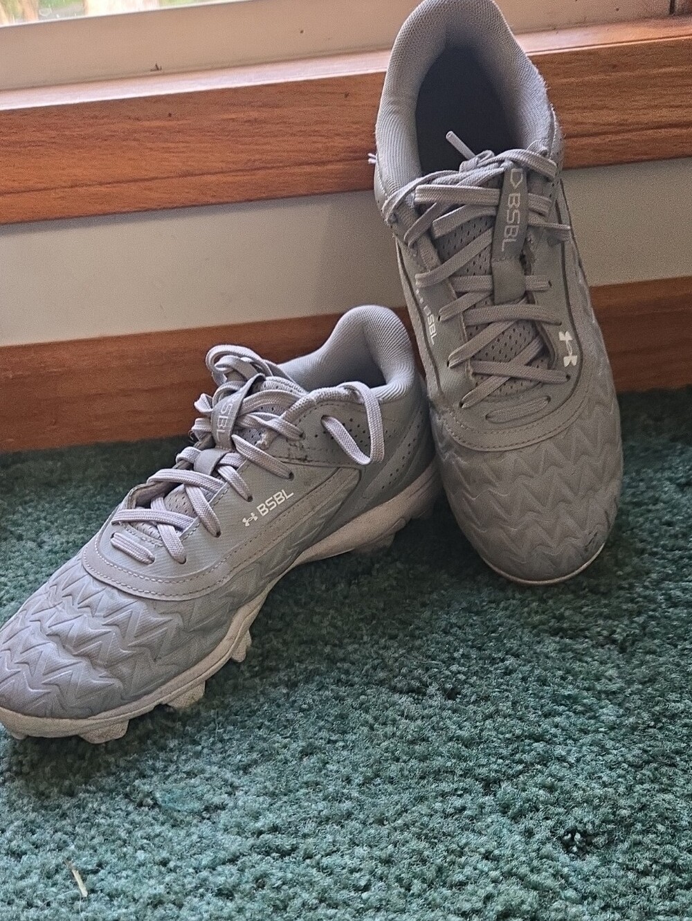 Under Armour Gray Boy's Baseball Cleats Size 6.5 (Big Boy)